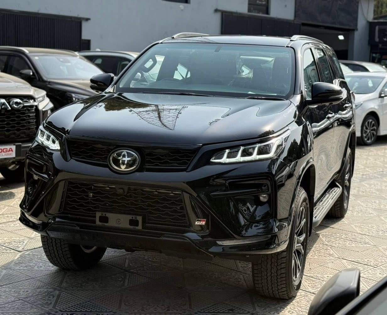 TOYOTA FORTUNER GR