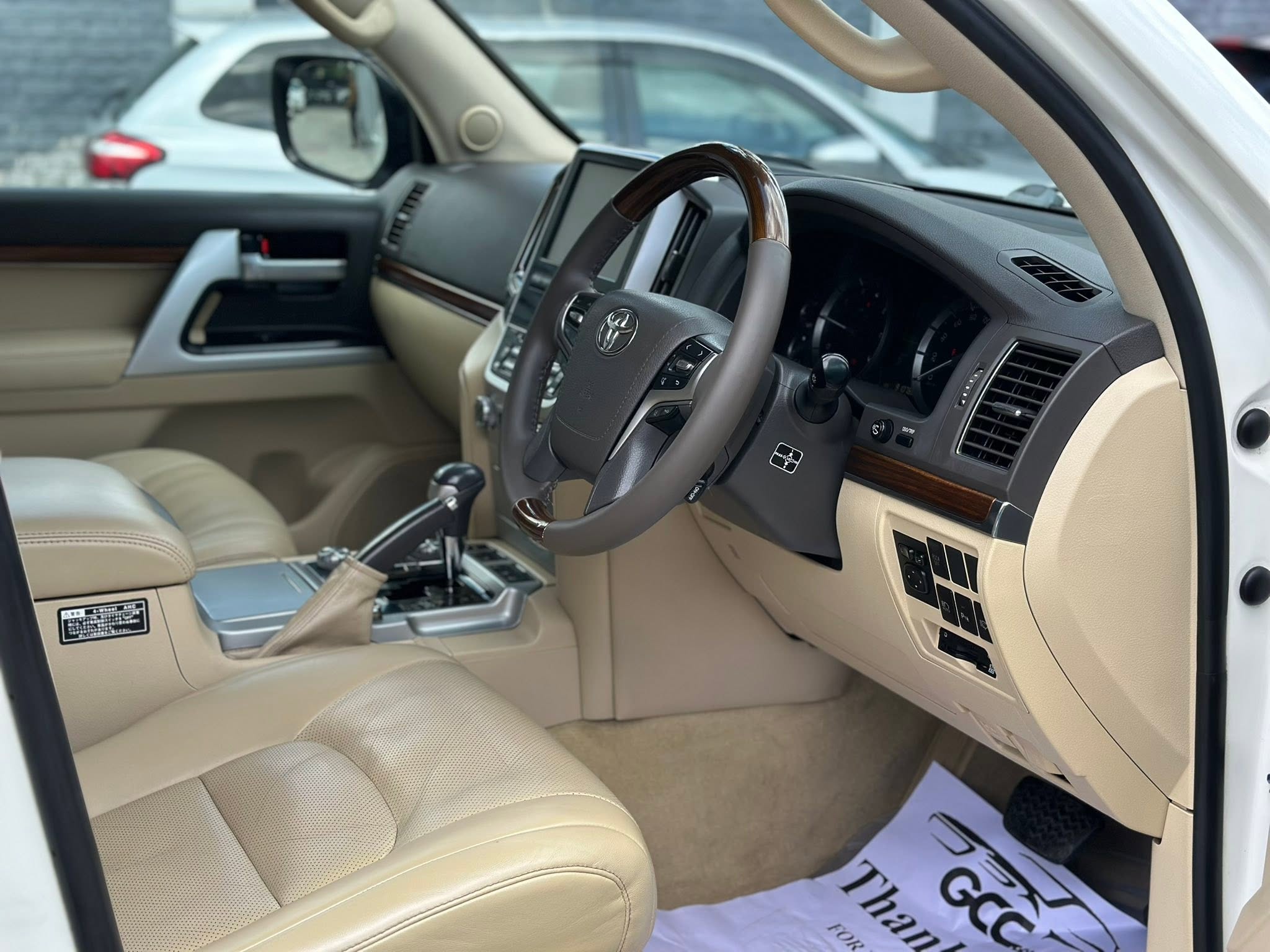 TOYOTA LAND CRUISER V8